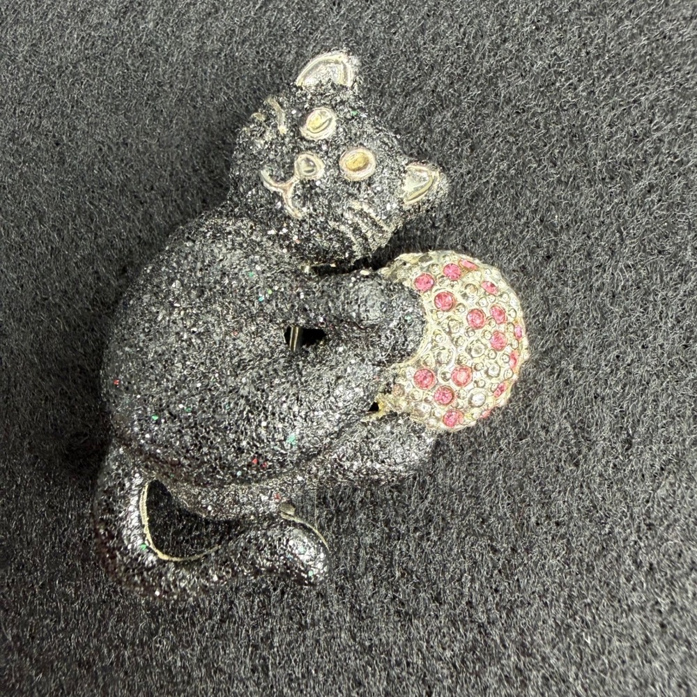 Vintage DaneCraft Black Cat Brooch Pin Cat Playing w Ball Glittery Rhinestones - Picture 8 of 9